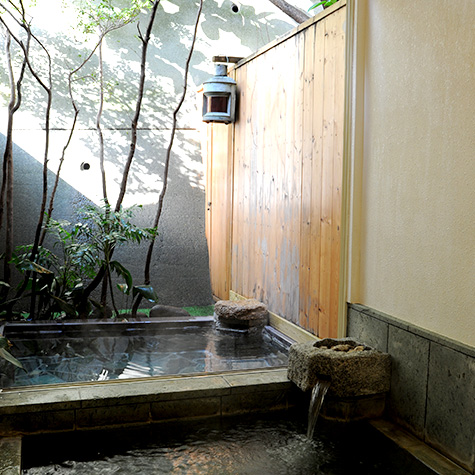 Onsen natural de La Posada en Izu, Japón